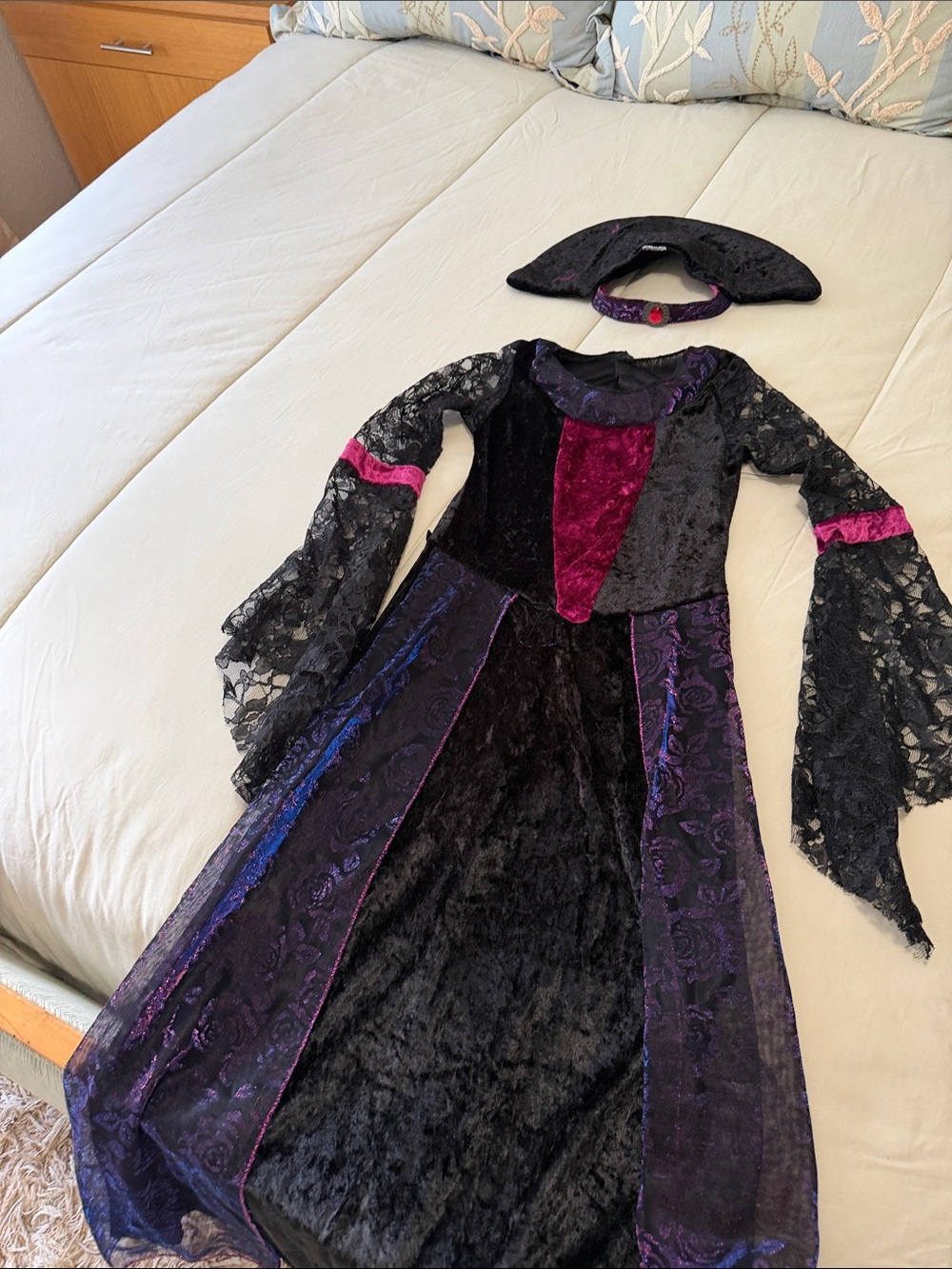Women’s Black and Purple Witch Costume Dress with neck collar